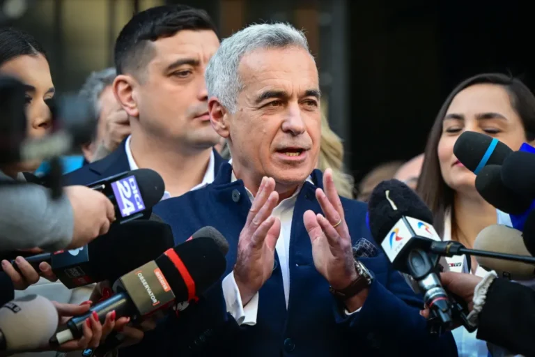 Az utcán állították elő a volt román elnökjelöltet, Călin Georgescut