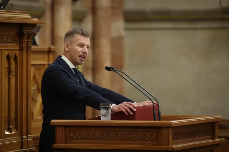 Akaratunkon kívül adakoztunk a NER-elitnek – Magyar Péter kétharmados túlárazásról beszél a Parlamentben