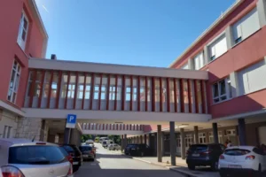 Addig nem foglalkoztak egy nyári ruhás nővel egy horvátországi kórházban, míg át nem öltözött