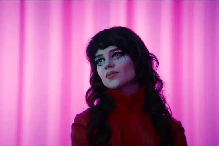 Elnézést, ez egy film, vagy egy vibráló babaház?