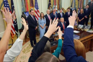 Trump alig tiltott ki két tévét és egy lapot a Fehér Házból, a döntés máris visszaütött rá