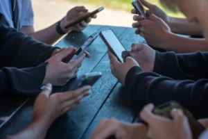 Kötelező korellenőrzés, és 13 évig semmi TikTok vagy Instagram – az EU bekeményít a gyerekvédelemben