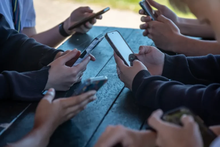 Kötelező korellenőrzés, és 13 évig semmi TikTok vagy Instagram – az EU bekeményít a gyerekvédelemben