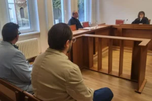 „Amíg közel vannak a húsos fazékhoz” – a volt fideszes megyei elnök rágalmazásért fogházbüntetést kért a győri polgármesterre, de Pintér Bencét felmentette a bíróság