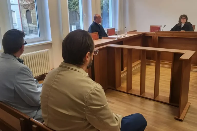„Amíg közel vannak a húsos fazékhoz” – a volt fideszes megyei elnök rágalmazásért fogházbüntetést kért a győri polgármesterre, de Pintér Bencét felmentette a bíróság