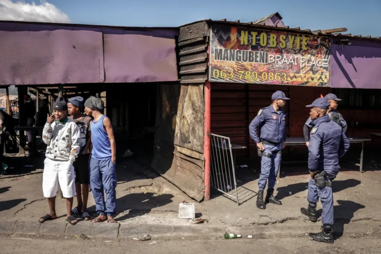 Hajtóvadászatot indított a rendőrség, miután két dél-afrikai szórakozóhelyen is lövöldözés tört ki egyetlen este alatt