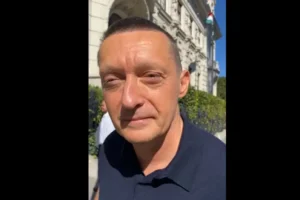 Rogán Antal hunyurog a szemébe sütő naptól, elmondja a véleményét Hankóék előállításáról, majd besétál a Fidesz-székházba