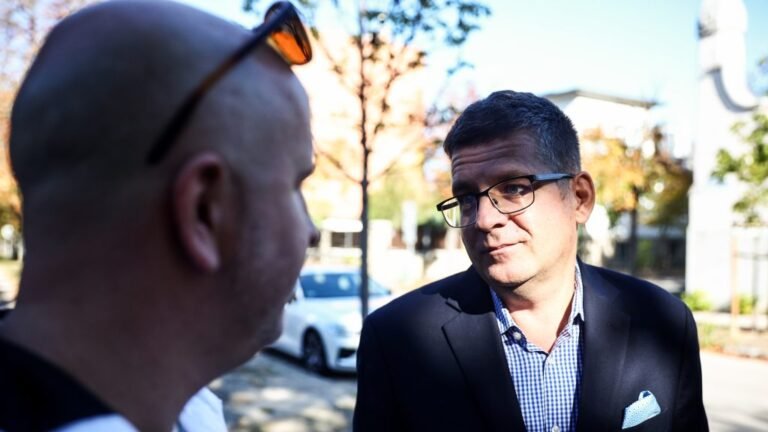 Seszták Miklós besétált az ügyészségre vallomást tenni