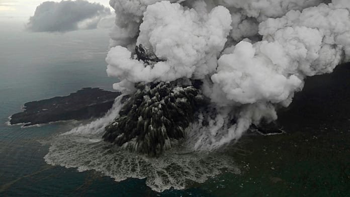 Járatok százait törölték, utasok ezrei rekedtek reptereken az Anak Krakatau vulkán kitörése miatt