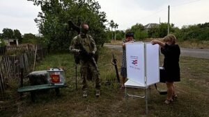 Oroszország megszállt ukrán területeken tart előrehozott szavazást az országos választás előtt