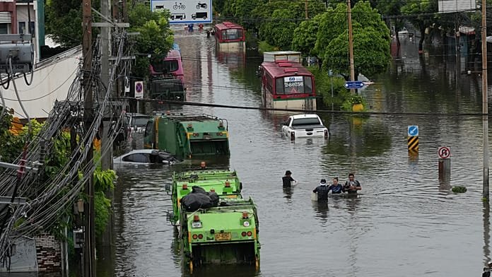 Bangkok: az utcák csatornákká válnak a napok óta tartó esők miatti árvízben