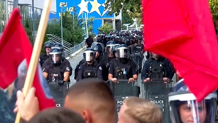 Thaçi háborús bűnös ítélete miatti harag tüntetésekbe torkollik az EU koszovói missziójánál