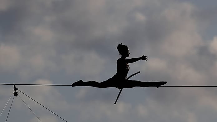 Kötéltáncos 400 métert tesz meg Európa legmagasabb meddőhányói között