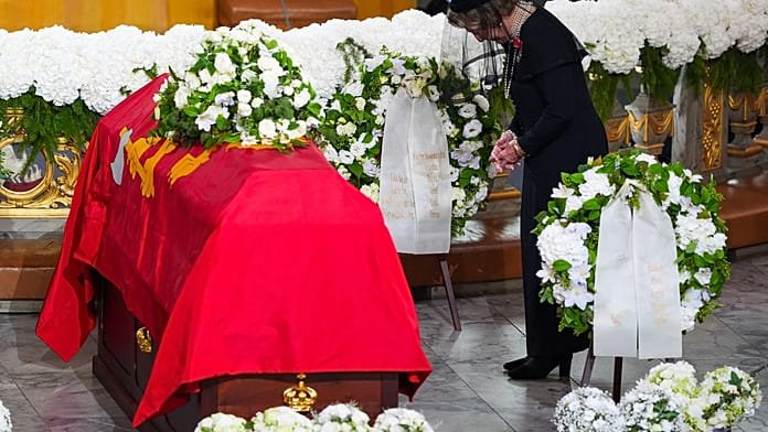 Norvégia búcsút vesz V. Harald királytól, tömegek gyűlnek Oslóban