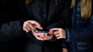 Az Európai Bizottság betiltaná a 13 év alattiaknak a közösségi médiát