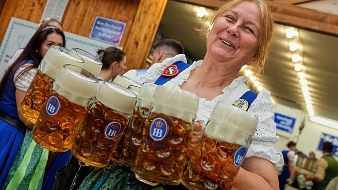 Sörrel, éljenzéssel és hagyományos első csapolással indul az Oktoberfest