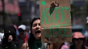Tüntetők az abortusz korlátlan hozzáféréséért Chilében és Kolumbiában