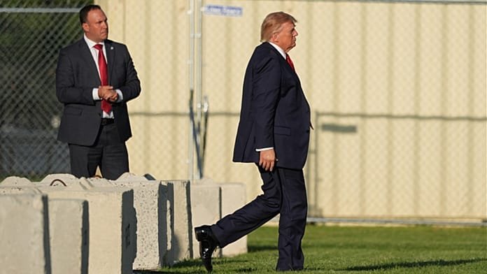 Trump kitiltotta a CNN, az MS NOW és a Politico újságíróit a Fehér Házból