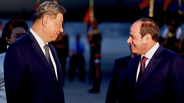 Xi Kairóban: Kína infrastruktúrától hadgyakorlatokig erősíti egyiptomi szerepét