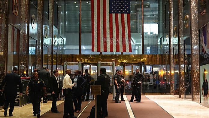 Macron a forgalmas New York-i utcákon át gyalogolt a Trump Towerhez