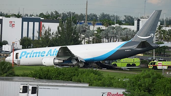 Sűrű füst és lángok: Amazon tehergép túlfut a miami kifutón