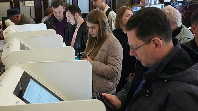 Oroszország országos duma-választást tart, miközben az ukrajnai háború átformálja a voksolást