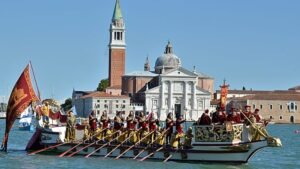 Velence történelmi Regata Storica versenye megtölti színes hajókkal a Canal Grandét