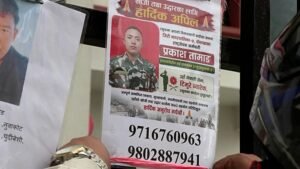 Nepáli családok eltűnt rokonok fotóit teszik ki egy kathmandui kórház falára
