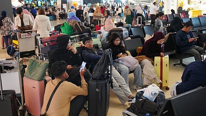 Utazók légiközlekedési káosszal szembesülnek Indonéziában az Anak Krakatau kitörése után
