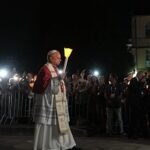A pápa csatlakozik a zarándokokhoz a gyertyás rózsafüzér-imán Lourdes-ban, 150 ezren a misén