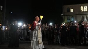 A pápa csatlakozik a zarándokokhoz a gyertyás rózsafüzér-imán Lourdes-ban, 150 ezren a misén