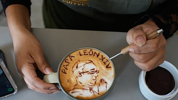 XIV. Leó pápát latte art díszíti latin-amerikai útja előtt