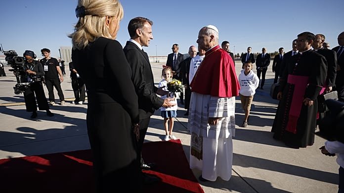 Harangok zúgtak, amikor XIV. Leó pápa Párizsba érkezett