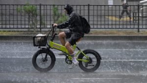 Tokióban rekord hosszúságú, 34 napos folyamatos esőzés tart