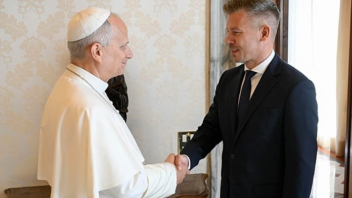 Magyar Péter meghívta Magyarországra XIV. Leó pápát vatikáni látogatása során