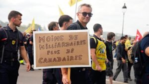 Tűzoltók ezrei vonulnak Párizsban több forrást követelve