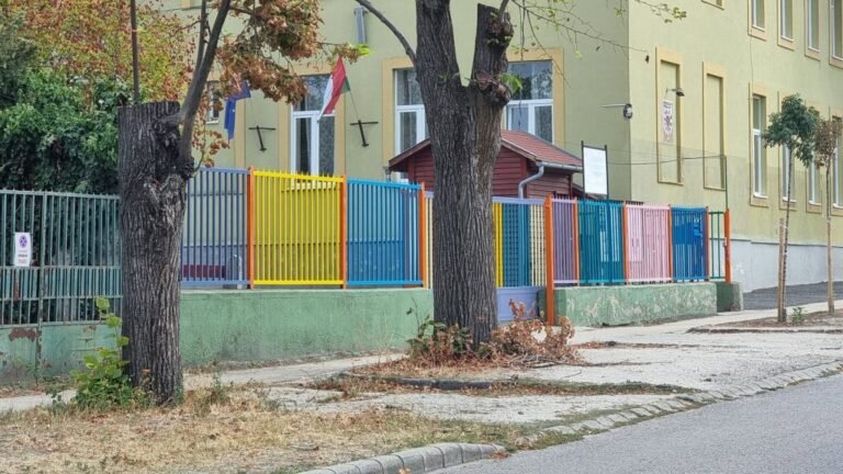 „Nemkívánatos gondolatokat ébreszthet” – színesre festett iskolakerítést kritizált egy fideszes politikus