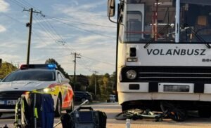 Busz gázolt el egy 10 éves biciklis fiút Tápon, mentőhelikopter vitte kórházba