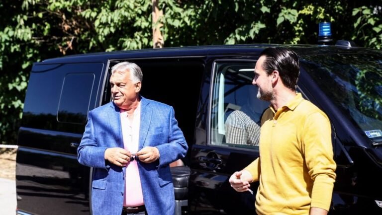 Válaszolt a Belügyminisztérium: szabályos volt-e, hogy Orbán kék villogóval ment Kötcsére