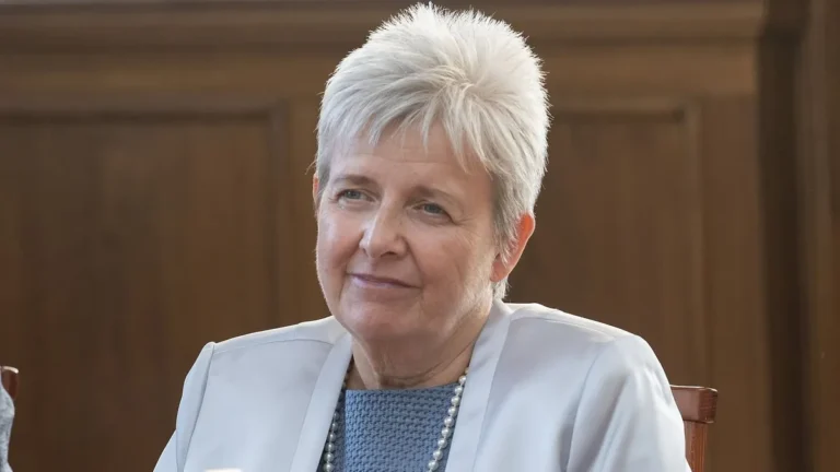 Ismét a pedagógusokat támadta Lannert Judit, Rétvári Bence szerint távoznia kell