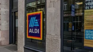 Mentő és mentőhelikoptert rohant az Aldihoz: életét vesztette egy vásárló