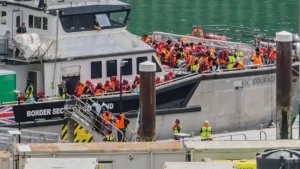 Maszkos tüntetők bénították meg a doveri kikötőt