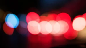 Súlyos baleset a 61-es főúton: feszítővágóval küzdenek a sofőr életéért
