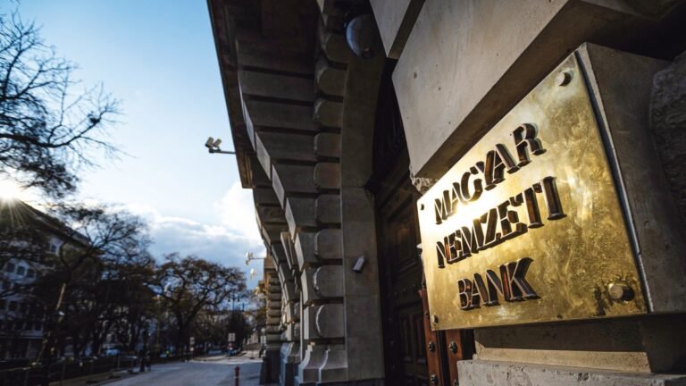 Minden kiderül? Szerződések garmadájának adatait tette közzé a jegybank