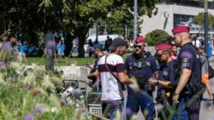 A rendőrök nem gesztusokra, hanem tisztességes fizetésre várnak
