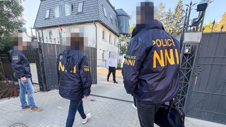 Lecsapott az NNI, kivonultak a nyomozók az Alapjogokért Központba