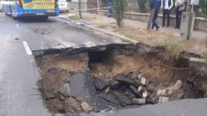 Beszakadt az úttest Budapesten egy utasokkal teli autóbusz alatt