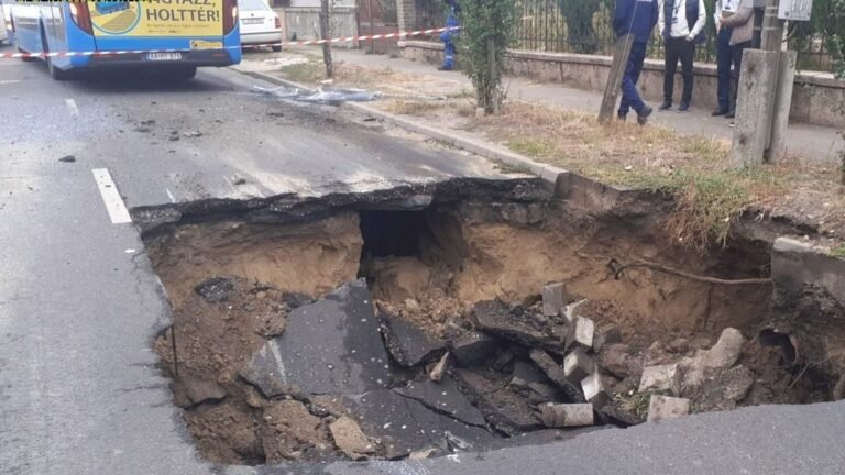 Beszakadt az úttest Budapesten egy utasokkal teli autóbusz alatt