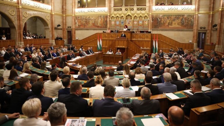 Több ellenzéki politikus mentelmi jogáról is szavaz ma az Országgyűlés, Magyar Péteré még nincs napirenden