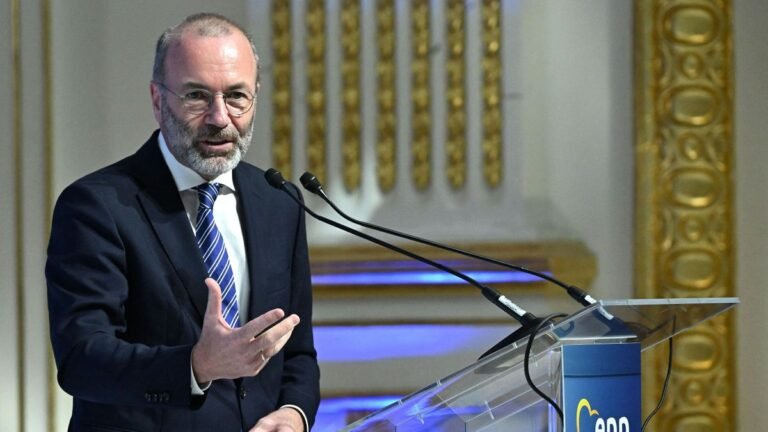 Mélyen hallgat a miniszterelnök arról, hogy Manfred Weber mit kért a segítségért cserébe